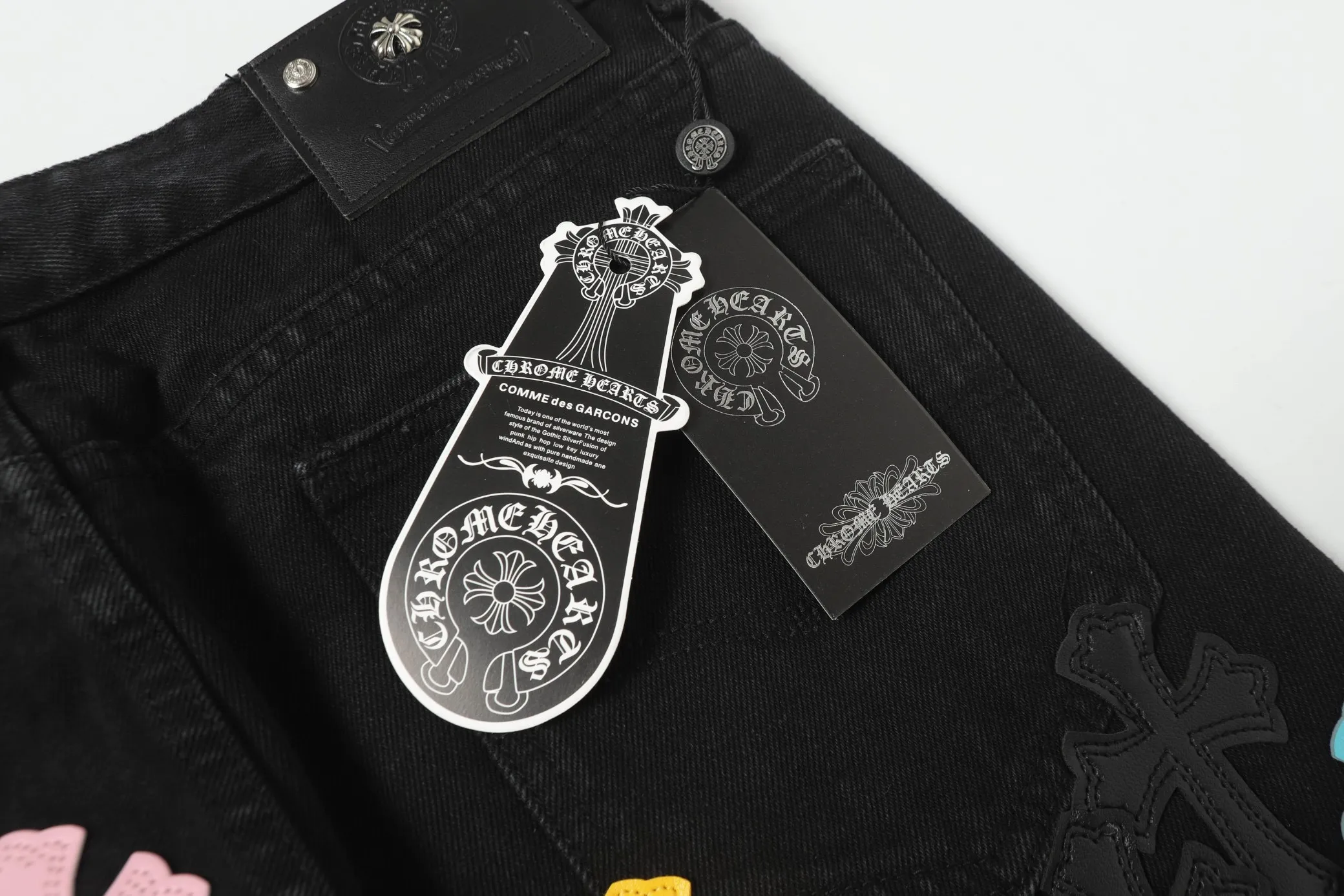 KE983 P250 The only correct leather label version on the market Chrome Hearts CH Cross embroidery Miami limited color leather jeans Top ceiling quality 100% correct version The correct version is here!  Believe me this must be the best quality you will ever come across! ! Excellent value for money! !  Styles with different washes and textures are very friendly to people with thin legs and thick legs. The straight version is very flattering to the shape of the legs. The moderate length is timeless and easy to match. It is the basis of various styles and a must-have in the wardrobe! ! Add a little stacking to make the atmosphere easy to control. The fabric is stiff but the upper body is soft without losing texture. The sides and cuffs of some styles have a bone-wash effect. It’s really hard not to love it!  ✅Correctly customize the Croxin metal leather label on the back panel. It is definitely not sold directly with the cross on the finished jeans. 1:1 copying strives for excellence and the details are perfectly grasped. ✅The cross leather label is clear and smooth. Exquisite turning top craftsmanship. ✅Buttons, zippers and hardware are all customized versions of the Croxin LOGO. ✅High-cost washing process. Size: 28 30 32 34 36